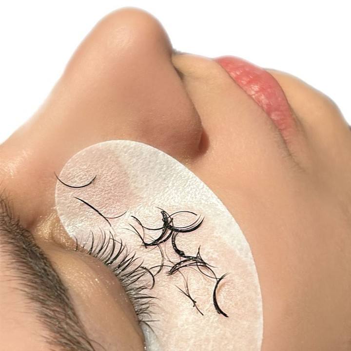 Lash extensions removal at Atelier de Lashes in Kigali